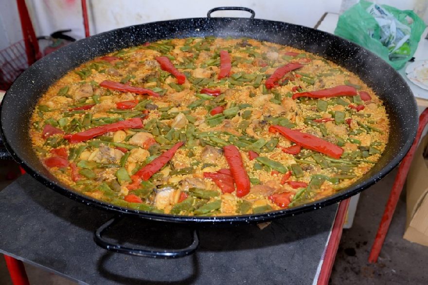 Köstliches Paella so wie man es beim Restaurant Spanische Feinkost bei Anna zu Essen bekommt.